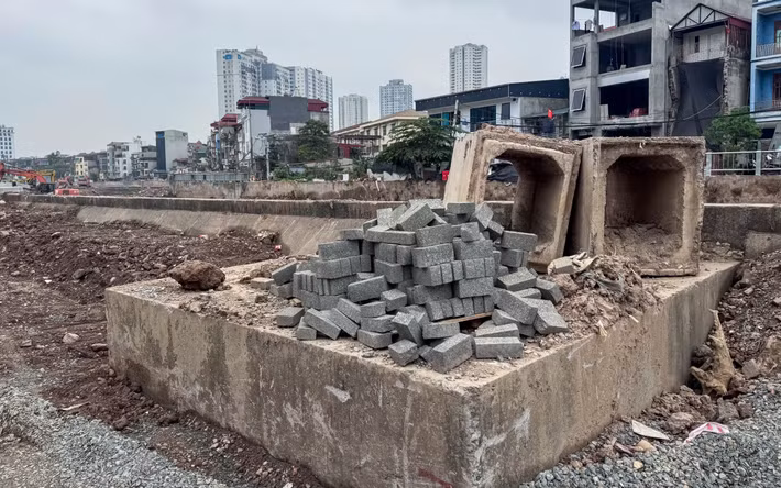 Chỉ đạo tại hiện trường, Bí thư Hà Nội Trần Đức Thắng nhấn mạnh đến ngày 30/4, Ban Nông nghiệp phải hoàn thành toàn bộ hệ thống kênh theo hình thức khẩn cấp.