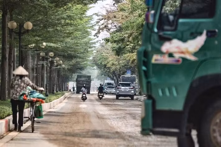 Nếu có mặt ở tuyến phố Tân Mỹ - Đỗ Xuân Hợp (phường Từ Liêm, Hà Nội) thời gian qua, người đi đường chứng kiến tình trạng ô nhiễm không khí nghiêm trọng khi bụi trắng phủ kín mặt đường.