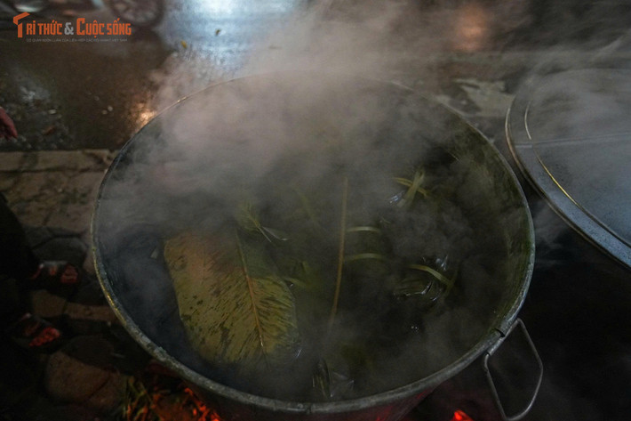 Trong bối cảnh nhịp sống hiện đại ngày càng nhanh, việc gói bánh chưng thủ công có thể xem là một cách đối trọng với xu hướng “mua sẵn, dùng nhanh”. Nhiều bạn trẻ bày tỏ rằng, qua việc tham gia vào từng công đoạn, họ cảm nhận sâu sắc hơn giá trị của Tết, gắn liền với tinh thần tôn vinh gia đình và cội nguồn.