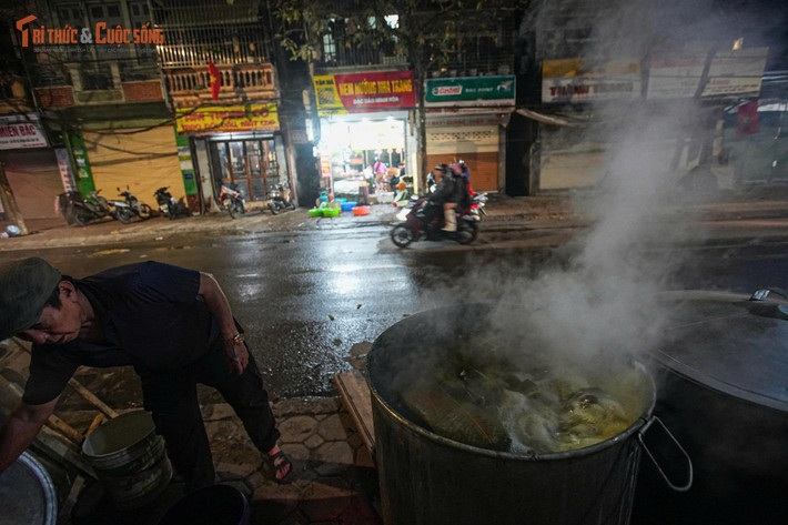 Nhiều gia đình còn quyết định gói số lượng bánh lớn gửi tặng người thân, bạn bè xa quê, hoặc dành một phần trao tặng những hộ nghèo, người neo đơn trong khu vực. Việc chia sẻ bánh chưng – một món quà vừa mang giá trị ẩm thực vừa chở đầy ý nghĩa tinh thần – trở thành nét đẹp đáng quý của mùa Tết Hà Nội.