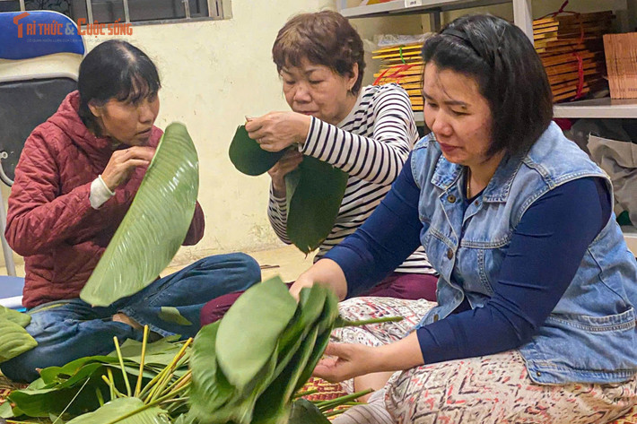 Hình ảnh các nồi bánh nghi ngút khói suốt đêm, sáng hôm sau mới vớt bánh lên cho thấy sự kỳ công của gia chủ. Không ít gia đình bắt đầu tụ họp từ sớm, từ ngày 25, 26 âm lịch, thậm chí còn chuẩn bị trước cả tuần để đảm bảo bánh chưng được gói vuông vắn, đậu xanh thơm bùi và gạo nếp chín đều. Việc thức xuyên đêm canh lửa không chỉ là công việc cần kiên nhẫn mà còn là thời điểm quây quần, trao nhau những câu chuyện của một năm đã qua và chào đón năm mới sắp đến.