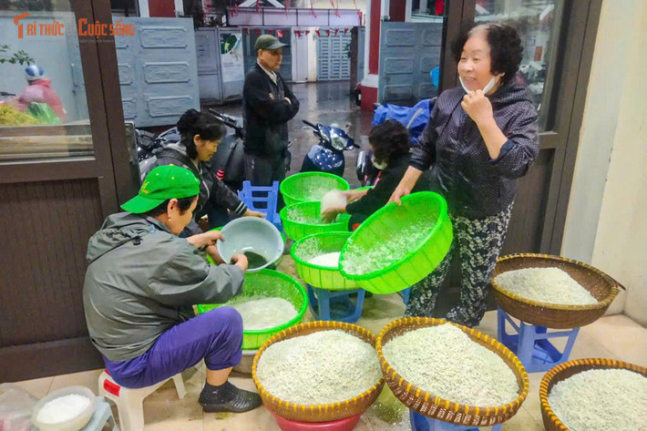 Từng bó củi nghi ngút dưới ánh lửa đỏ, tiếng cười nói râm ran của các thế hệ quây quần bên nồi bánh chưng là khung cảnh thường thấy ở nhiều gia đình Hà Nội những ngày cuối năm. Khi hầu hết thành phố đang vội vã hoàn tất công việc cuối cùng trước Tết, nhiều gia đình khác lại tất bật với việc chuẩn bị Tết ngay tại gia: chọn lá dong tươi, vo gạo nếp, đồ đậu xanh, ướp thịt… rồi bắt tay vào gói và nhóm lửa nấu bánh chưng – món bánh truyền thống không thể thiếu trên mâm cỗ ngày đầu năm.