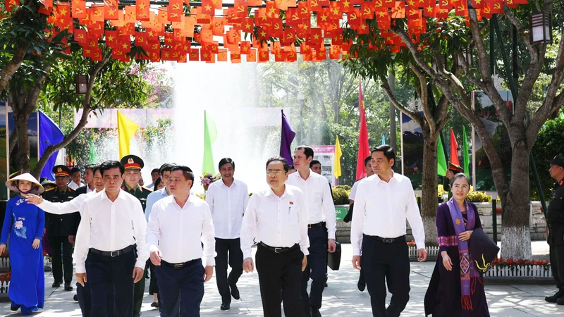 Chủ tịch Quốc hội Trần Thanh Mẫn về Kim Liên dâng hương tưởng nhớ Bác Hồ