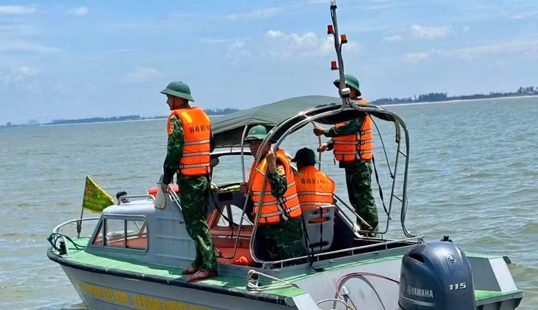 Cứu hộ thành công hai ngư dân gặp nạn trong sóng dữ tại Nghệ An