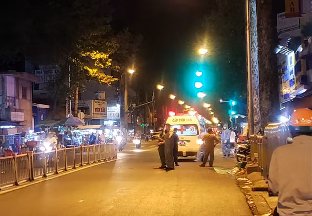 Mot khach san doi dien benh vien Cho Ray phai phun khu trung-Hinh-2