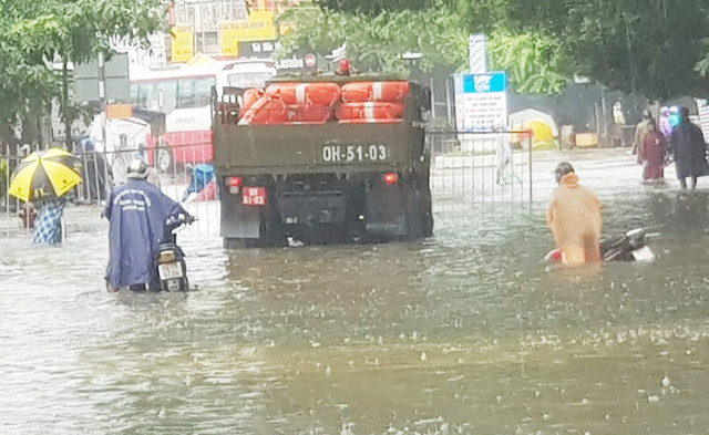 Phú Quốc có nơi ngập sâu 1m, hơn 1.500 người giúp dân chống ngập lịch sử Phu Quoc co noi ngap sau 1m, hon 1.500 nguoi giup dan chong ngap lich su