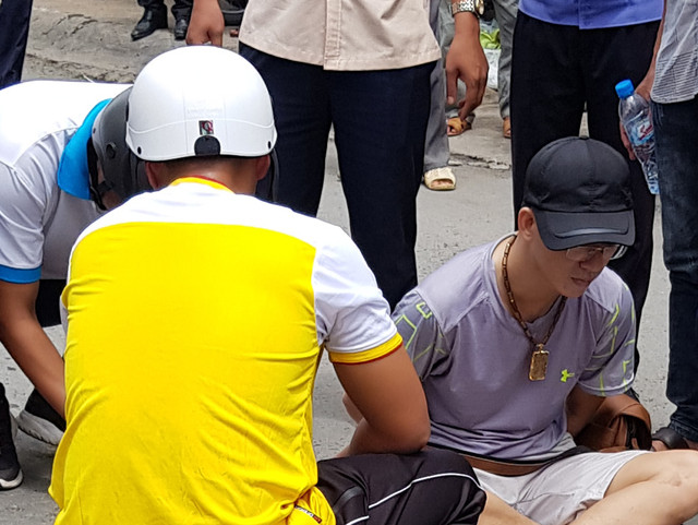 Nhiều ma túy đá trong người thanh niên bị cảnh sát ép xe ngã ngoài đường Nhieu ma tuy da trong nguoi thanh nien bi canh sat ep xe nga ngoai duong