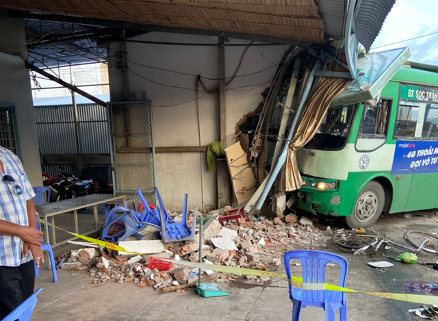 Xe buýt lao vào nhà thuốc lúc rạng sáng Xe buyt lao vao nha thuoc luc rang sang