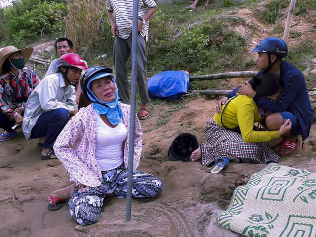 Tìm thấy thi thể cha và con gái 15 tháng tuổi trên sông Thạch Hãn Tim thay thi the cha va con gai 15 thang tuoi tren song Thach Han