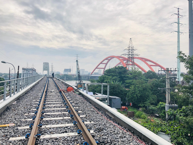 Cầu đường sắt Bình Lợi mới chính thức hoạt động sau 4 năm thi công Cau duong sat Binh Loi moi chinh thuc hoat dong sau 4 nam thi cong
