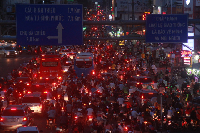 Doan duong Xo Viet Nghe Tinh sang ket chieu ket, xe cuu thuong bi bao vay tu phia-Hinh-16