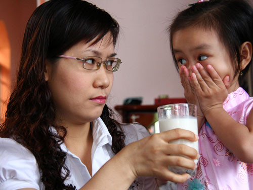 Một ly sữa đầy có thể làm bé ngán ngẩm, nhưng nửa ly sữa xay nhuyễn với trái cây sẽ thành ly sinh tố thơm ngon khiến bé thích thú Một ly sữa đầy có thể làm bé ngán ngẩm, nhưng nửa ly sữa xay nhuyễn với trái cây sẽ thành ly sinh tố thơm ngon khiến bé thích thú