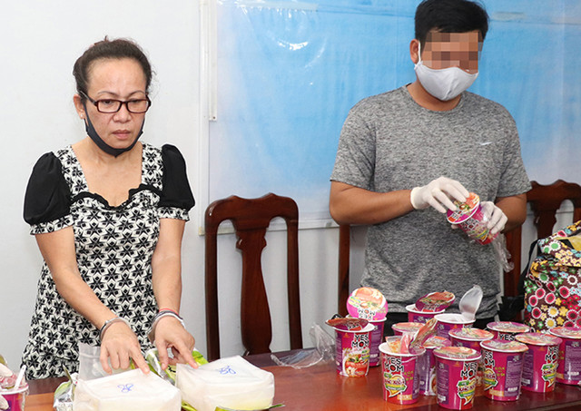 Người phụ nữ giấu 2 kg ma túy trong thùng hủ tiếu Nguoi phu nu giau 2 kg ma tuy trong thung hu tieu
