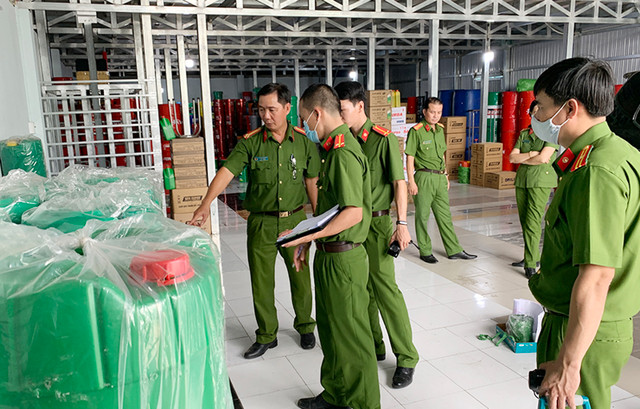 Giám đốc nghi làm giả dầu nhờn, phụ tùng xe ở An Giang Giam doc nghi lam gia dau nhon, phu tung xe o An Giang