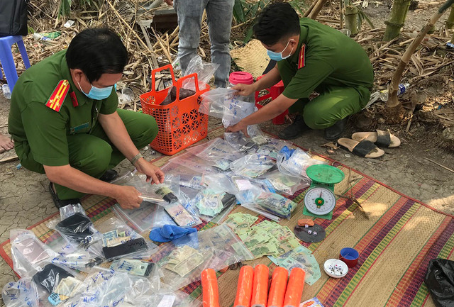 Tam giu 35 nguoi lac tai xiu an tien o mien Tay