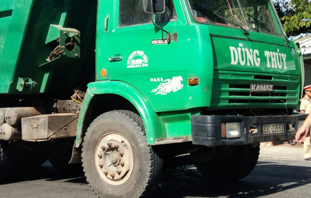 Người đi xe đạp bị xe ben cán tử vong Nguoi di xe dap bi xe ben can tu vong