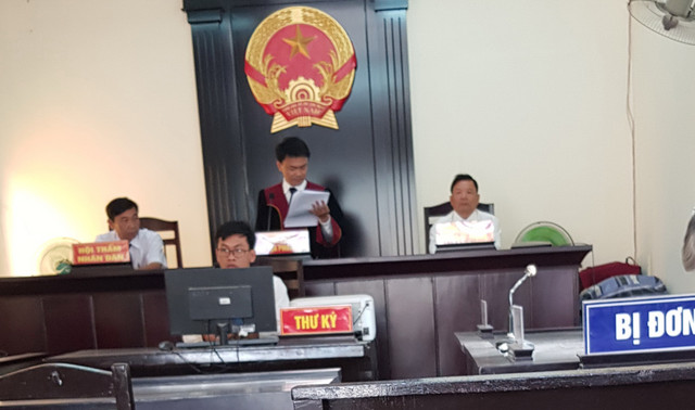 Biết trước thua kiện, đại diện Công ty Mía đường Sóc Trăng bỏ về không nghe tuyên án Biet truoc thua kien, dai dien Cong ty Mia duong Soc Trang bo ve khong nghe tuyen an