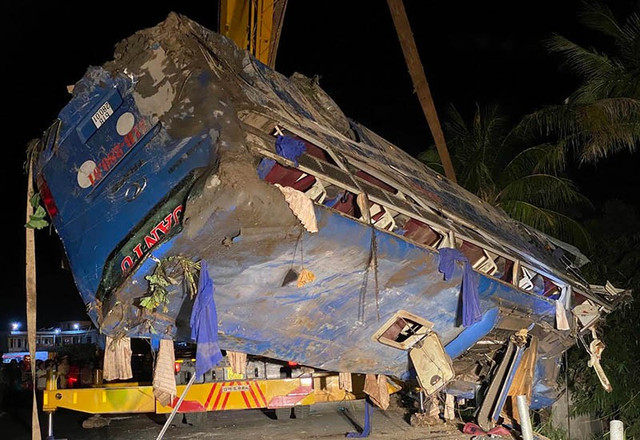 Xe khách lật trên quốc lộ 1, 26 người bị thương Xe khach lat tren quoc lo 1, 26 nguoi bi thuong