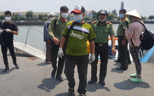 Ra biển bằng bè phao tự chế, 3 du khách Nga gặp nạn Ra bien bang be phao tu che, 3 du khach Nga gap nan