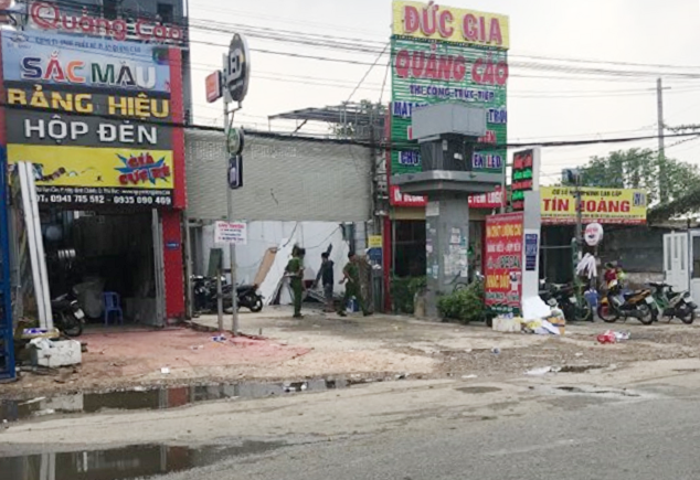 Cảnh sát nổ súng trấn áp người đàn ông dùng dao khống chế vợ con ở Sài Gòn Canh sat no sung tran ap nguoi dan ong dung dao khong che vo con o Sai Gon