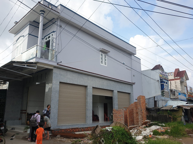 UBND xã ở Cà Mau dựng hào rào chắn mặt tiền nhà dân để bảo vệ đất công UBND xa o Ca Mau dung hao rao chan mat tien nha dan de bao ve dat cong