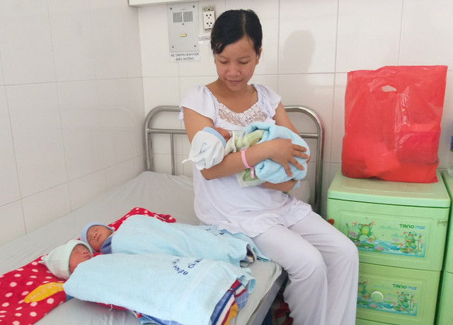 San phu 24 tuoi sinh 3 be trai o Ca Mau