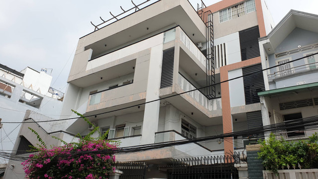Rơi thang máy từ tầng 4 xuống đất, 3 người thương vong - Hình 2 Roi thang may tu tang 4 xuong dat, 3 nguoi thuong vong-Hinh-2