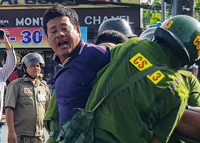 Cảnh sát khống chế đôi vợ chồng lấn chiếm hành lang quốc lộ 1 - Hình 2 Canh sat khong che doi vo chong lan chiem hanh lang quoc lo 1-Hinh-2