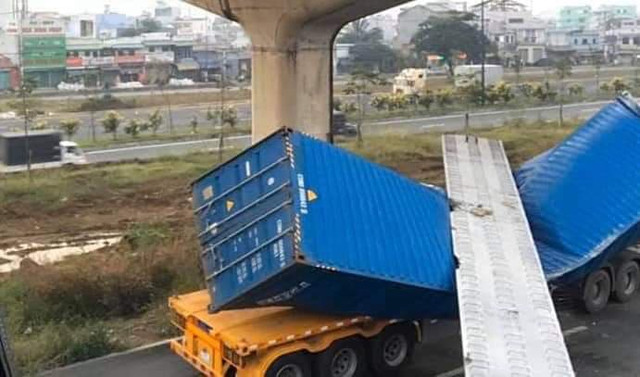 Cầu bộ hành vừa lắp trên xa lộ Hà Nội bị xe container kéo sập Cau bo hanh vua lap tren xa lo Ha Noi bi xe container keo sap