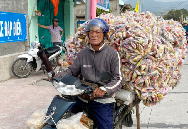 Ngụy trang thuốc lá lậu trong chùm bắp rang Nguy trang thuoc la lau trong chum bap rang
