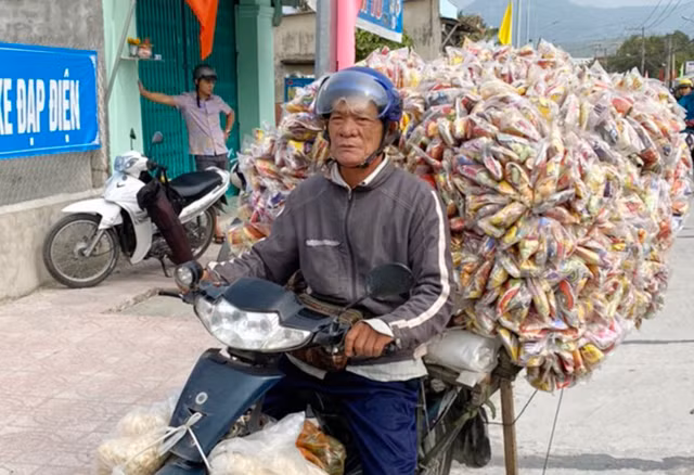 Nguy trang thuoc la lau trong chum bap rang