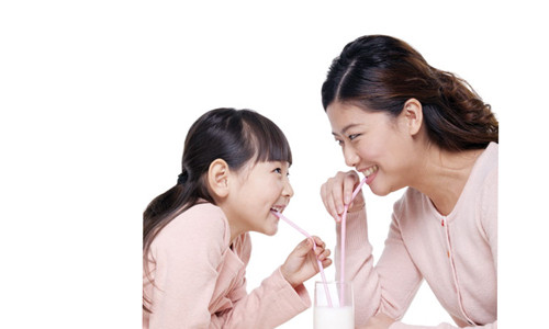 Nên tạo điều kiện để giúp trẻ vui uống sữa chủ động mỗi ngày hơn là ép hay dọa nạt Ảnh: ShutterStock Nên tạo điều kiện để giúp trẻ vui uống sữa chủ động mỗi ngày hơn là ép hay dọa nạt Ảnh: ShutterStock