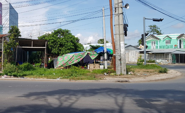 Đã lấn chiếm đất ven quốc lộ lại không chịu nhận quyết định xử phạt Da lan chiem dat ven quoc lo lai khong chiu nhan quyet dinh xu phat