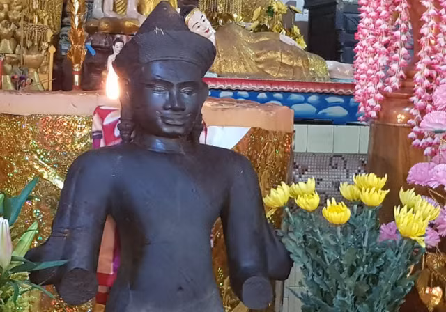 Hang tram nguoi den chua chiem nguong buc tuong phat hien duoi ruong