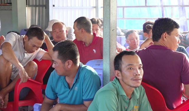 Cảnh sát chia 3 tổ đồng loạt ập vào 3 điểm đánh bạc ở Cà Mau Canh sat chia 3 to dong loat ap vao 3 diem danh bac o Ca Mau