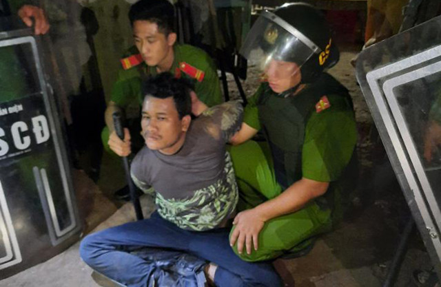 Thanh niên miền Tây khống chế cháu ruột rồi yêu cầu công an giao súng và 200 viên đạn Thanh nien mien Tay khong che chau ruot roi yeu cau cong an giao sung va 200 vien dan