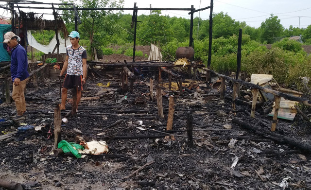 Mẹ bồng con 3 tháng tuổi cùng 6 đứa trẻ chạy ra khỏi căn nhà cháy Me bong con 3 thang tuoi cung 6 dua tre chay ra khoi can nha chay