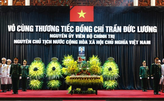 Linh cữu nguyên Chủ tịch nước Trần Đức Lương được quàn tại Nhà tang lễ quốc gia số 5 Trần Thánh Tông, Hà Nội. Lễ viếng bắt đầu từ 7h ngày 24/5 đến 7h ngày 25/5. Lễ truy điệu diễn ra lúc 7h ngày 25/5. Lễ an táng diễn ra cùng ngày vào lúc 15h tại nghĩa trang quê nhà ở xã Phổ Khánh, thị xã Đức Phổ, tỉnh Quảng Ngãi.