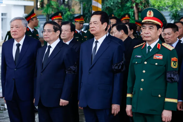 Đoàn Chính phủ do Ủy viên Bộ Chính trị, Thủ tướng Phạm Minh Chính làm Trưởng đoàn vào viếng nguyên Chủ tịch nước Trần Đức Lương và chia buồn cùng gia quyến. Ảnh: VGP