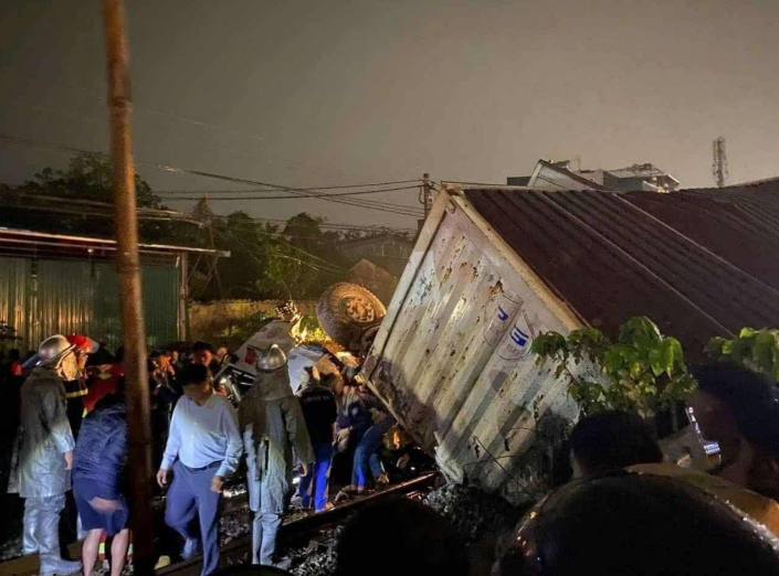 Vụ tai nạn khiến tàu phải dừng chạy. Phía lái tàu và hành khách không có người bị thương.