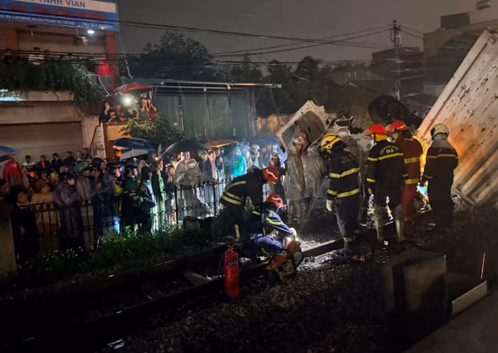 Lực lượng chức năng đang thực hiện công tác cứu hộ, cứu nạn, điều tra nguyên nhân vụ tai nạn.