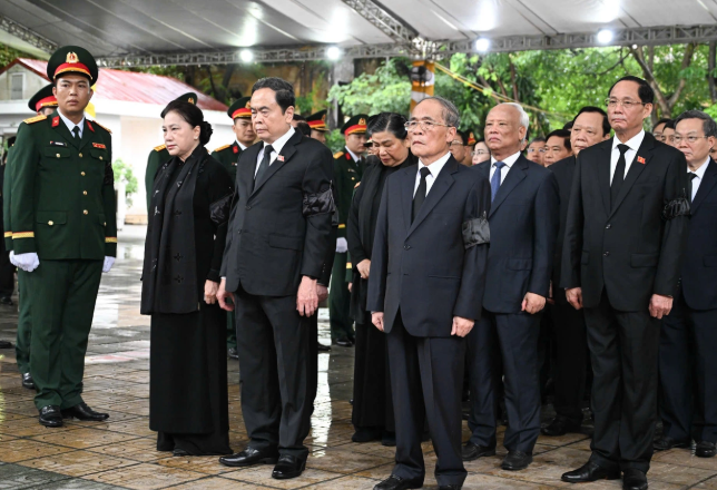 Đoàn Quốc hội do Ủy viên Bộ Chính trị, Chủ tịch Quốc hội Trần Thanh Mẫn làm Trưởng đoàn vào viếng nguyên Chủ tịch nước Trần Đức Lương.