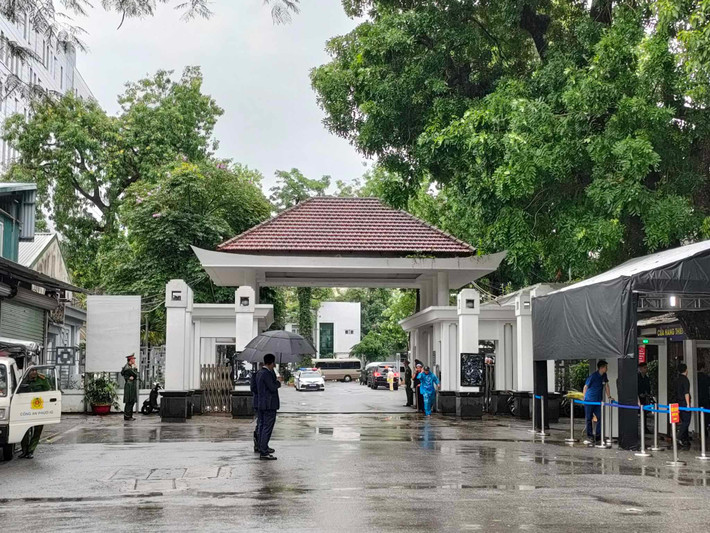 Bên ngoài nhà tang lễ số 5 Trần Thánh Tông an ninh được thắt chặt.