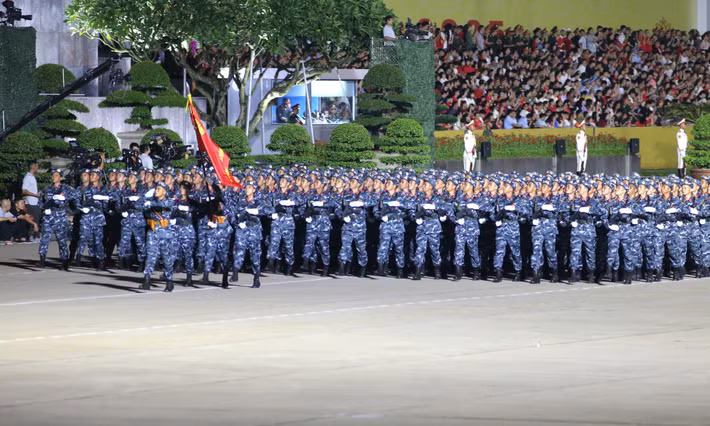 Đội hình luyện diễu binh tiến qua lễ đài của các khối bảo đảm khoảng cách, cự ly, tốc độ, động tác mạnh mẽ, thể hiện khí thế hào hùng, sức mạnh của lực lượng vũ trang.