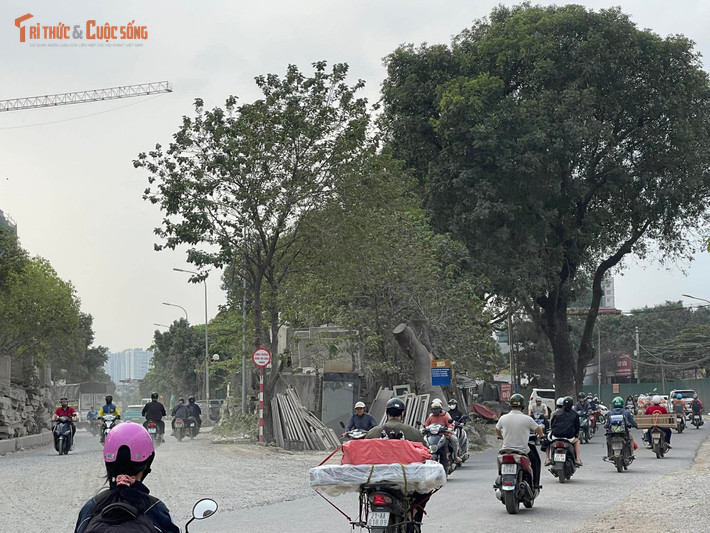 Theo tìm hiểu của PV Báo Tri thức và Cuộc sống, được khởi công từ năm 2016 và dự kiến hoàn thành vào năm 2020. Tuy nhiên đến nay tuyến đường nối phố Tố Hữu với đường 70 kéo dài, đoạn qua phường Đại Mỗ vẫn trong tình trạng thi công dở dang.