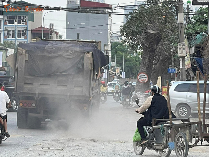 Những ngày nắng, bụi từ công trường và mặt đường chưa hoàn thiện bay mù mịt; còn khi mưa xuống, nhiều đoạn lại ngập nước, lầy lội, tiềm ẩn nguy cơ mất an toàn giao thông. Dự án kéo dài nhiều năm trong tình trạng dang dở đã để lại không ít hệ lụy, tác động trực tiếp đến đời sống của người dân sinh sống hai bên tuyến đường cũng như việc lưu thông của các phương tiện.