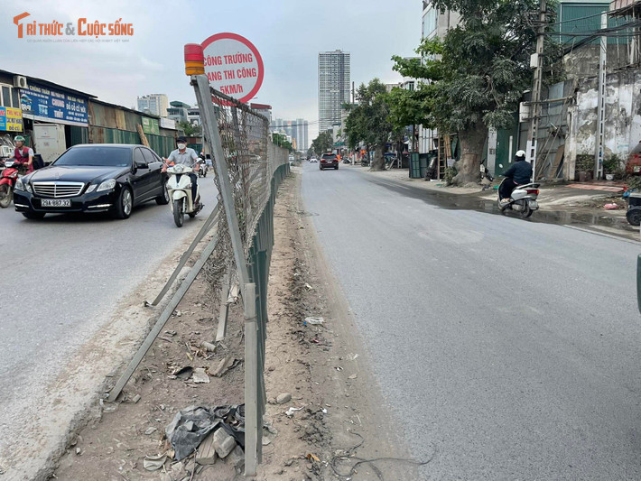 Theo ghi nhận, đoạn đường từ phố Tố Hữu đi về phía Bạch Thành Phong hiện có một nửa tuyến đã được tôn cao nhưng thi công dở dang, trong khi phía còn lại vẫn giữ nguyên hiện trạng cũ. Để cảnh báo người dân lưu thông, hai chiều của đoạn đường dài được ngăn cách bởi hàng rào tôn ở giữa. Tuy nhiên, nhiều vị trí hàng rào đã cong vênh, tạo nên hình ảnh nhếch nhác và tiềm ẩn nguy cơ mất an toàn.