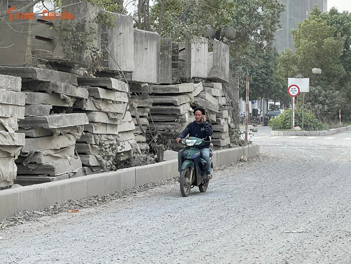 Cũng theo người dân tại nơi đây, để thực hiện dự án, chính quyền đã thu hồi đất và người dân đã nhận tiền bồi thường khoảng 8 năm nay. Tuy nhiên, việc thi công kéo dài, mỗi lần chỉ làm được một phần rồi lại dừng. Người dân mong các cơ quan chức năng sớm có phương án thi công dứt điểm để giảm ùn tắc và đảm bảo an toàn giao thông. Dự án chậm tiến độ kéo dài đã ảnh hưởng đến môi trường, giao thông và mỹ quan đô thị, khiến đời sống của người dân khu vực gặp nhiều khó khăn trong nhiều năm qua.