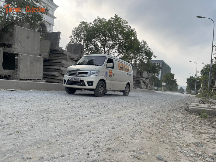 Theo ghi nhận, dự án khởi công từ năm 2016 với kỳ vọng cải thiện hạ tầng giao thông khu vực, tuy nhiên sau gần một thập kỷ, việc nâng cấp, mở rộng tuyến đường 70 vẫn chưa thể hoàn thành. Nhiều đoạn đường thi công dở dang, hạ tầng thiếu đồng bộ khiến việc đi lại của người dân gặp nhiều khó khăn.