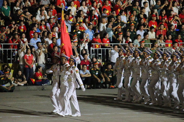 Lực lượng đứng làm nền gồm Tiêu binh Lễ đài và 29 khối đứng (18 khối lực lượng vũ trang đứng đối diện khán đài A; 11 khối quần chúng đứng hai bên các khối lực lượng vũ trang mới được bổ sung từ ngày 21/8). Lực lượng xếp hình, xếp chữ.
